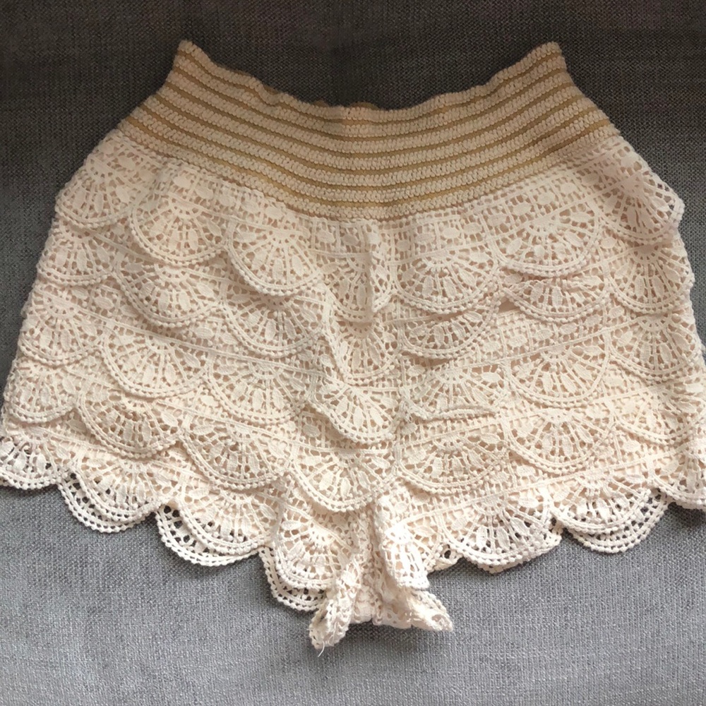 Medium Urban Outfitters Lace shorts